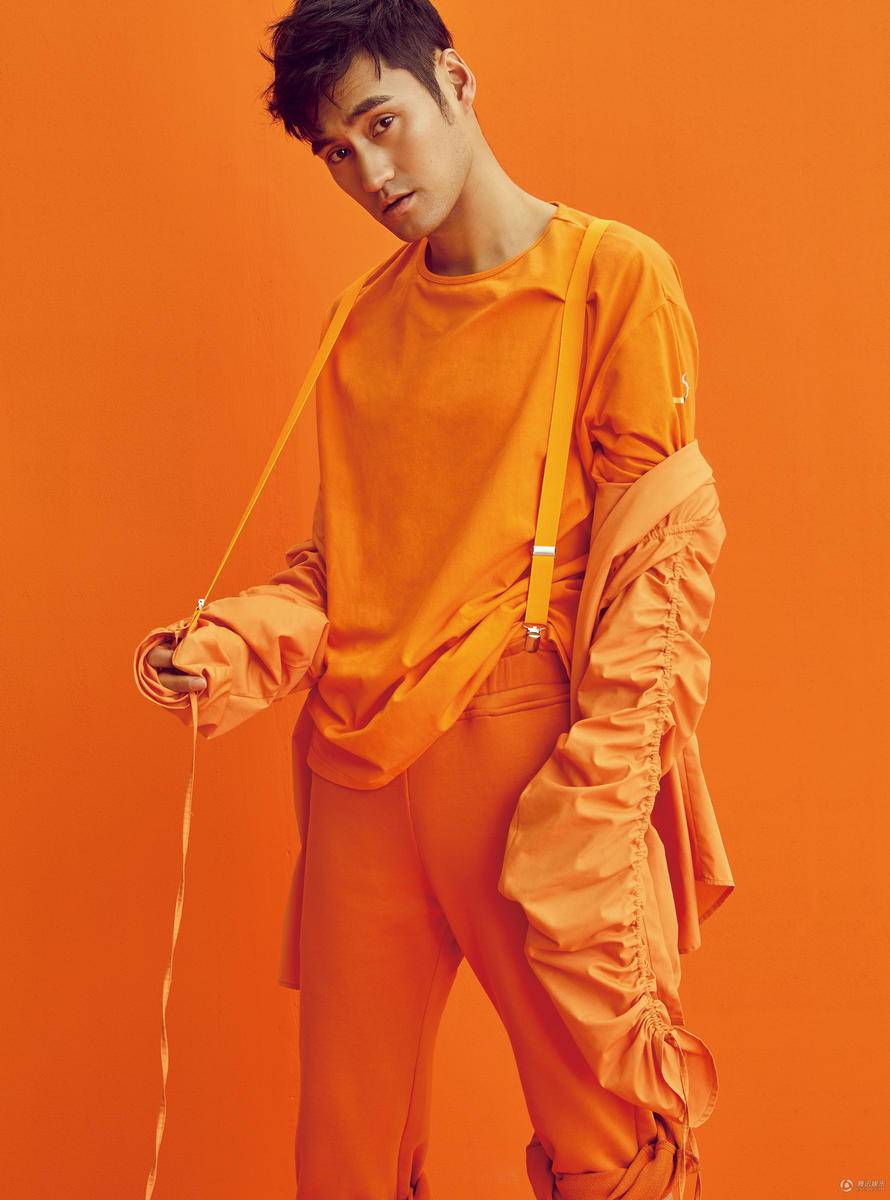 袁弘時(shí)尚寫真大片曝光 反差萌盡顯雅痞氣息