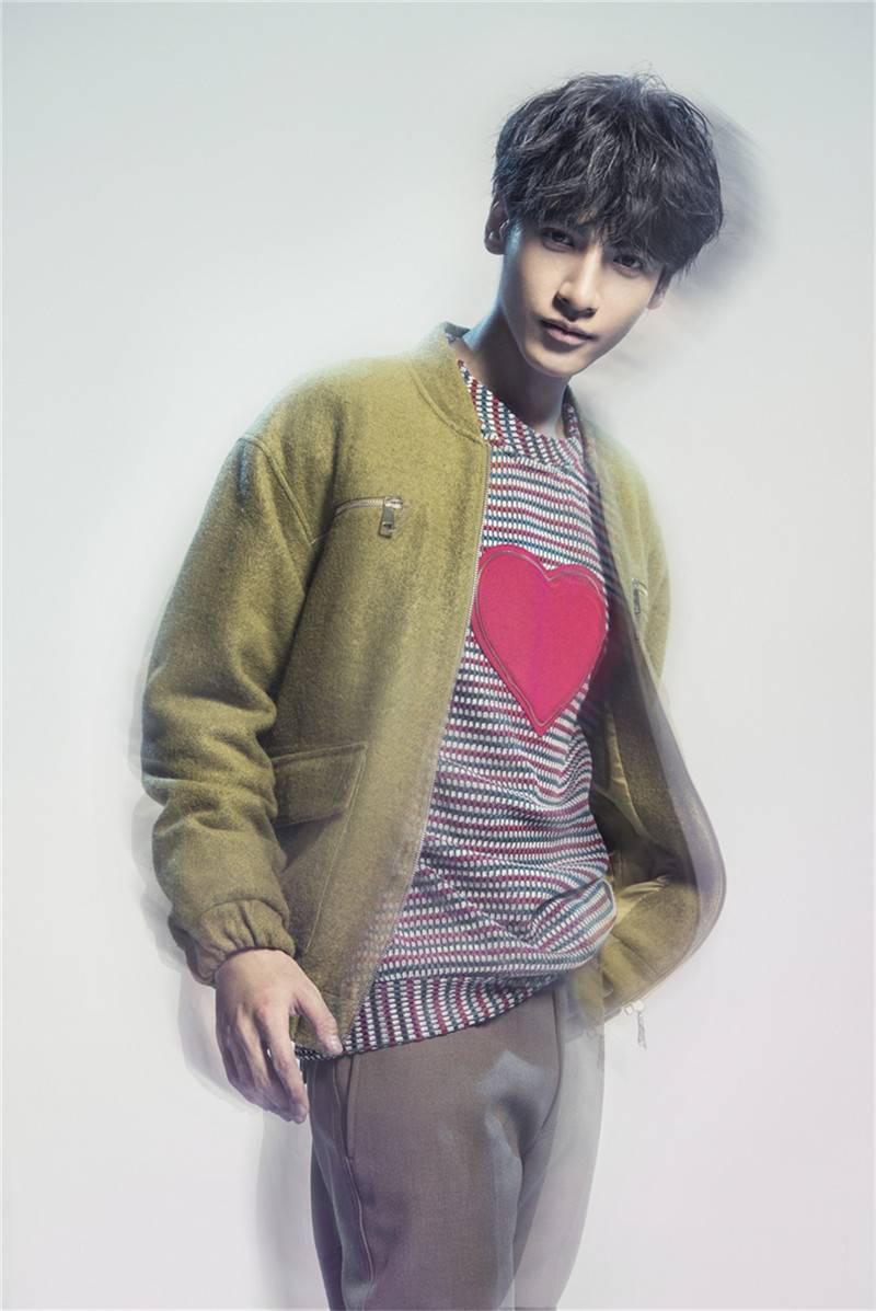 小鮮肉羅云熙情人節(jié)寫真曝光 浪漫比心男友力十足