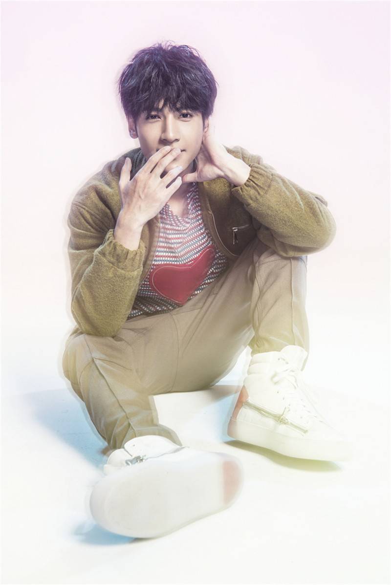 小鮮肉羅云熙情人節(jié)寫真曝光 浪漫比心男友力十足