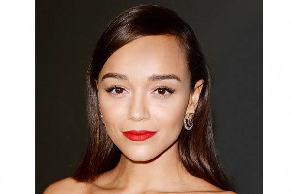 你絕對(duì)猜不到這7位女星是自己化妝