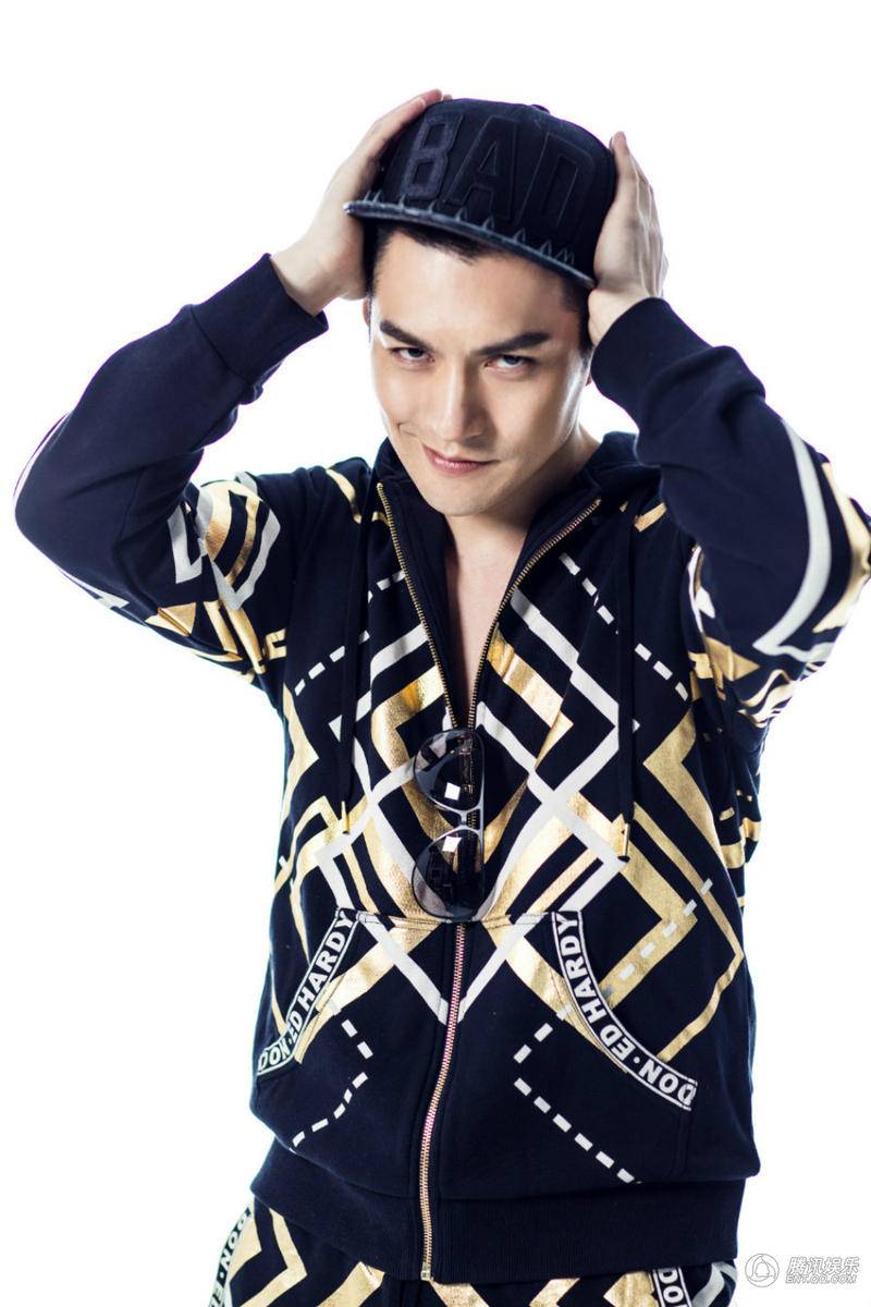 嚴(yán)屹寬運(yùn)動(dòng)型男裝扮寫真 動(dòng)感邪魅盡顯男士魅力