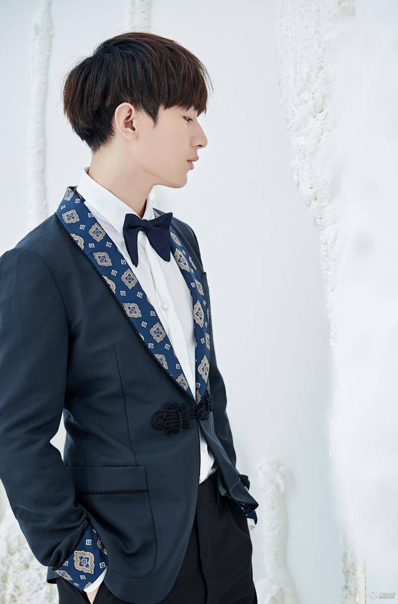 新生代演員成毅早春寫真 復(fù)古優(yōu)雅笑容溫暖迷人