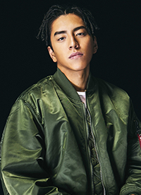 王大陸最新寫(xiě)真曝光 野痞臟辮玩味十足