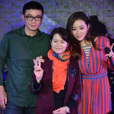 張靚穎馮軻現(xiàn)身機(jī)場 一路玩手機(jī)變無交流