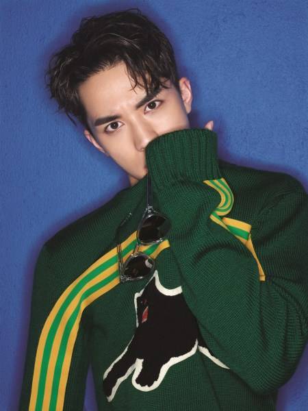 許魏洲登雜志封面寫真圖片 俊秀面容叼花獻(xiàn)吻