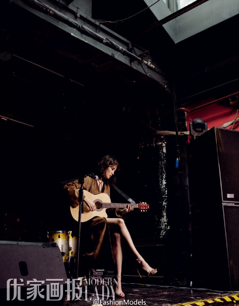 小宋佳最新寫真大片公開 抱吉他才女范兒十足