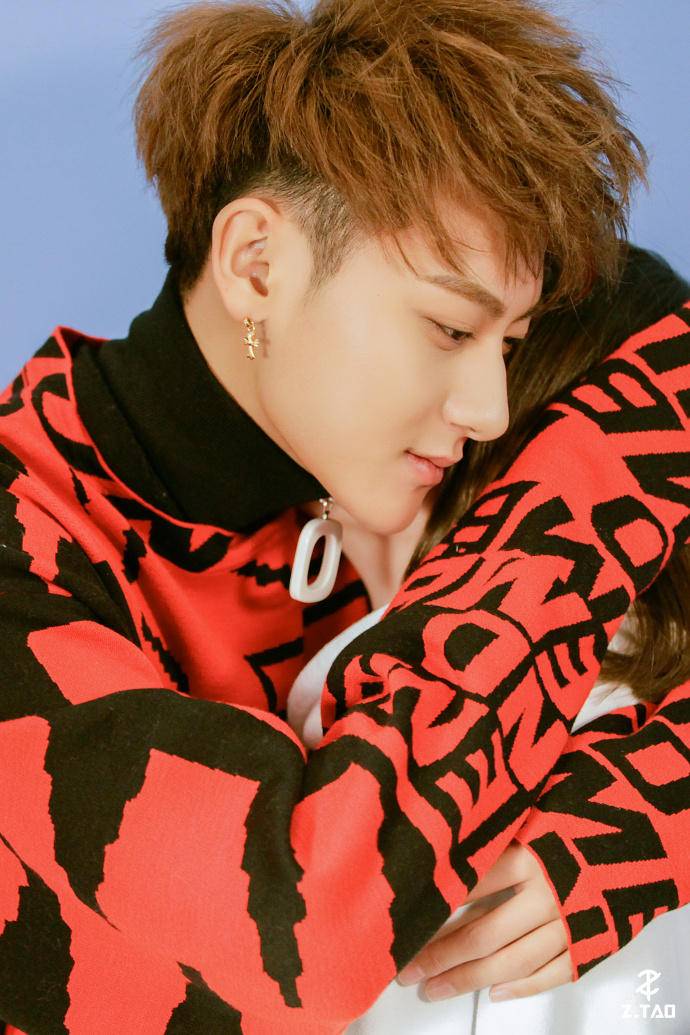 黃子韜情人節(jié)寫真大片 笑容溫暖男友力爆棚