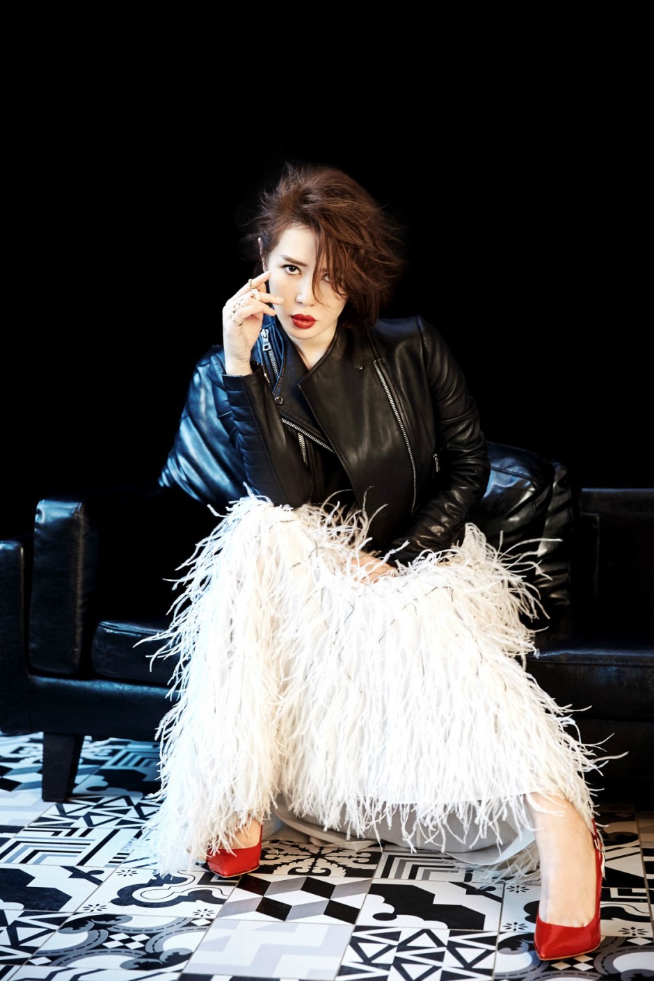 余男時(shí)尚雜志寫真大片 鮮艷紅唇展獨(dú)特東方性感