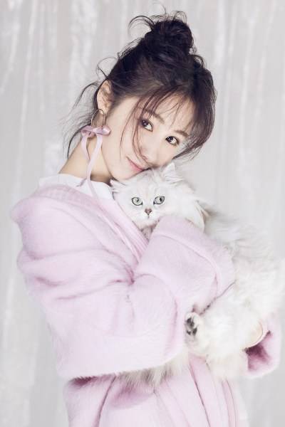 梁田時尚寫真笑容吸睛 貓咪入境盡顯親和力