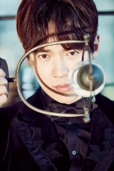 高云翔早春帥氣寫真大片 浪漫柔情逗萌寵