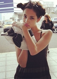 水原希子與男友逛家居店 疑似好事將近?”