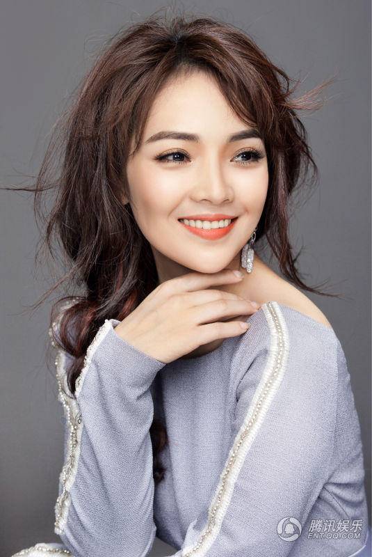 歌手斯琴高麗早春寫真 甜美微笑熟女范十足