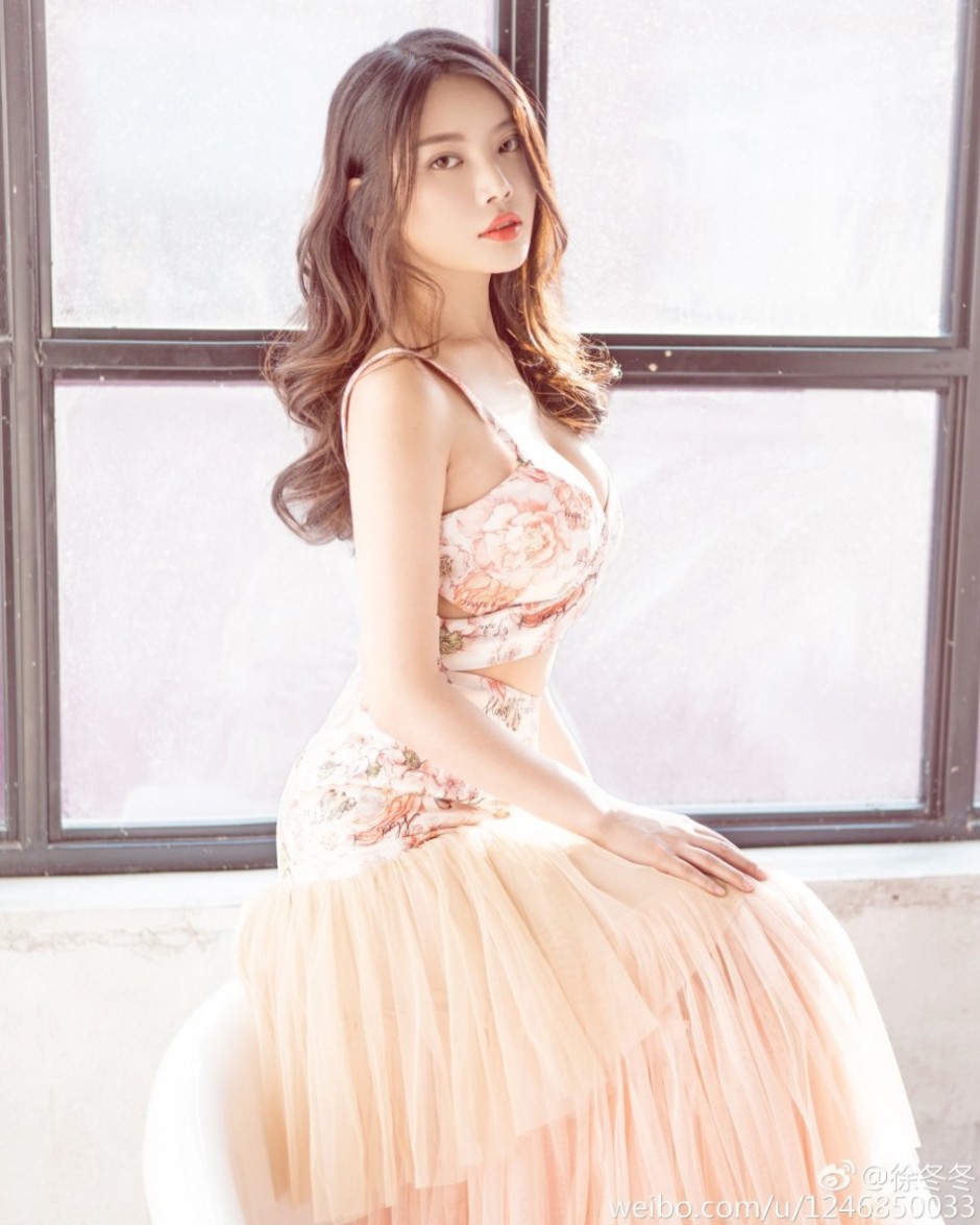 90后女星徐冬冬浴缸性感寫真 曲線曼妙秀巨胸