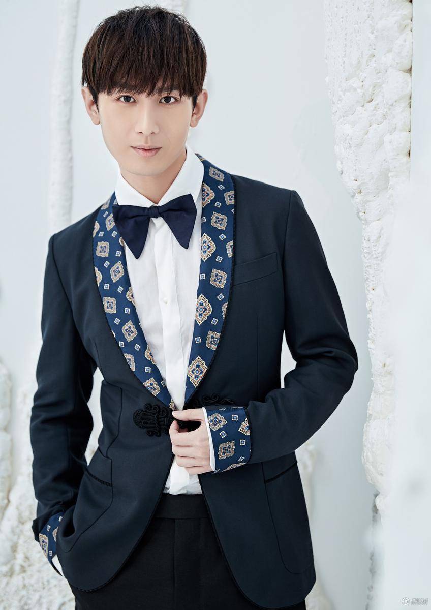 新生代演員成毅早春寫(xiě)真 復(fù)古優(yōu)雅笑容溫暖迷人