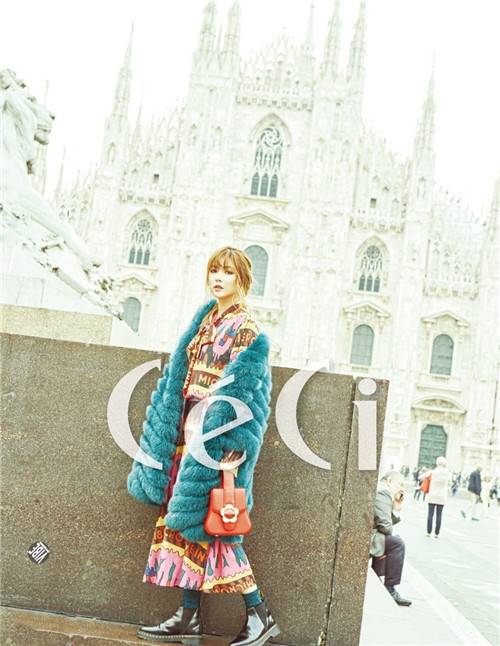 韓國歌手泫雅街頭寫真 性感紅唇實(shí)力撩人