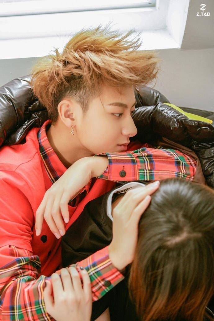 黃子韜情人節(jié)寫真大片 笑容溫暖男友力爆棚