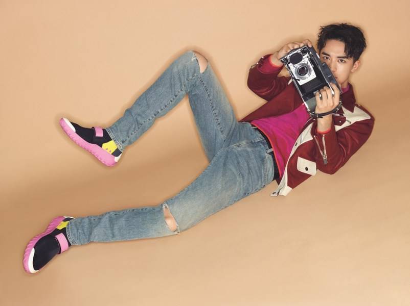 許魏洲登雜志封面寫真圖片 俊秀面容叼花獻(xiàn)吻