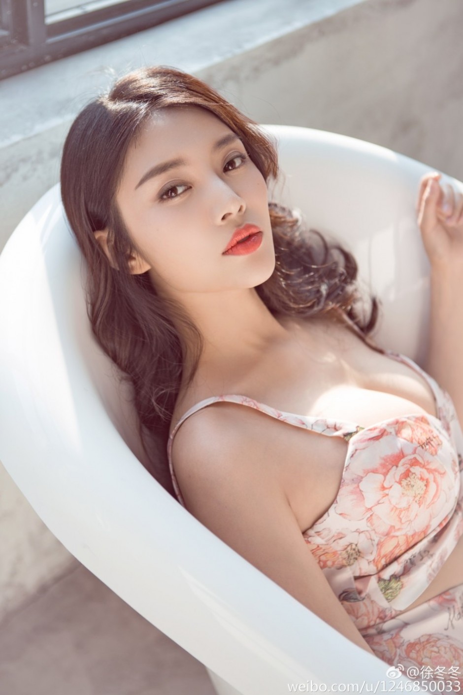 90后女星徐冬冬浴缸性感寫真 曲線曼妙秀巨胸