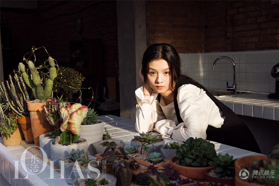 演員春夏雜志寫真曝光 清新自然氣質(zhì)脫俗