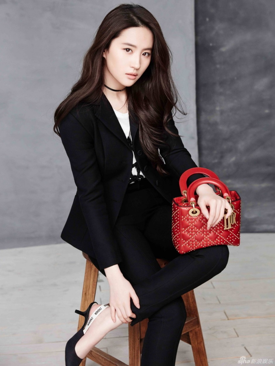 劉亦菲西裝寫真大片 優(yōu)雅干練攻氣十足