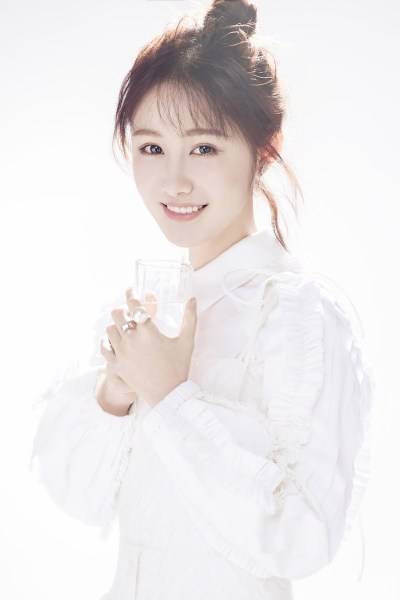 梁田時尚寫真笑容吸睛 貓咪入境盡顯親和力