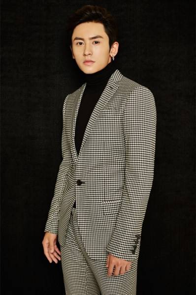 實力小生張哲瀚最新寫真 展不羈輕熟男魅力