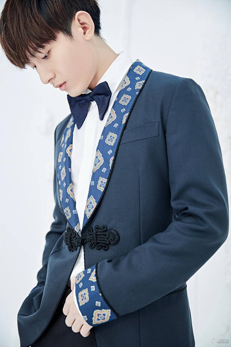 新生代演員成毅早春寫真 復(fù)古優(yōu)雅笑容溫暖迷人