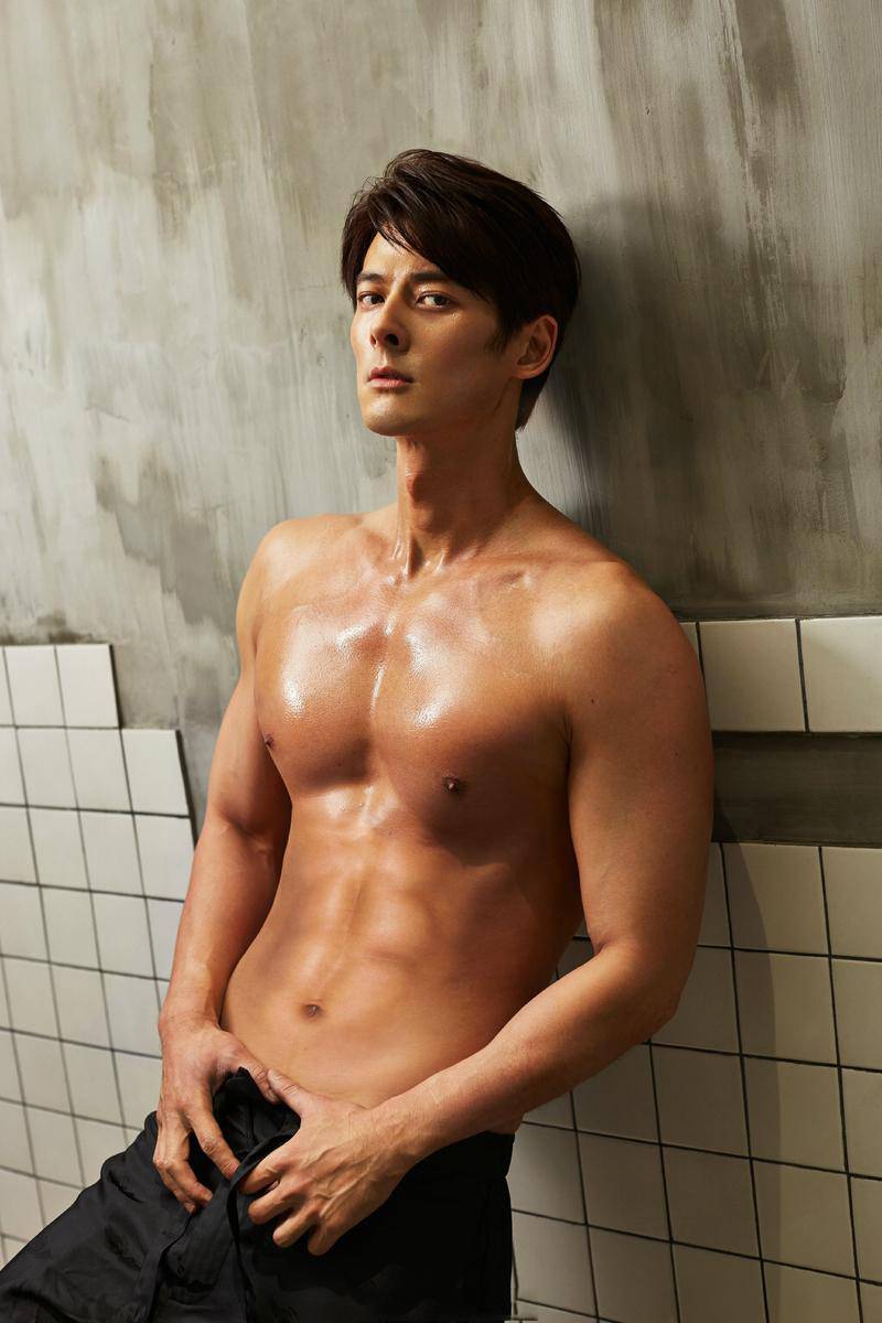 陽光運(yùn)動型男生圖片 郭品超半裸寫真大秀肌肉