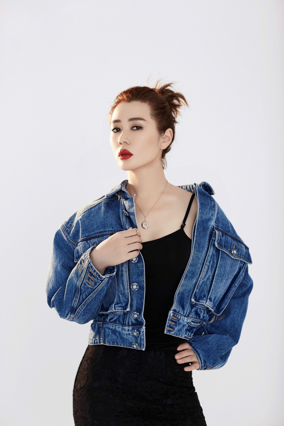 余男時尚雜志寫真大片 鮮艷紅唇展獨特東方性感