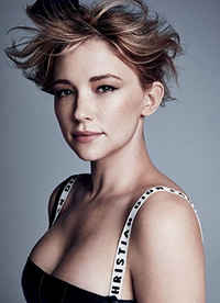 海莉·貝內(nèi)特最新寫真大片 紅裙嫵媚顯女人味