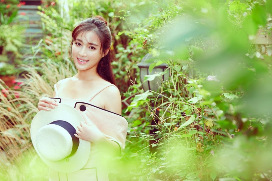 內(nèi)地演員甘婷婷最新寫真 甜美性感間切換自如