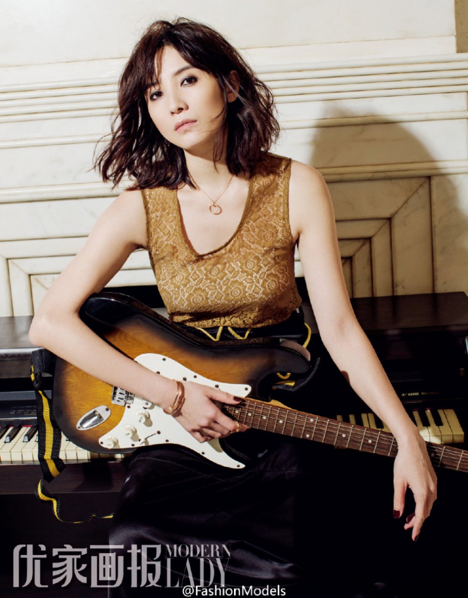 小宋佳最新寫(xiě)真大片公開(kāi) 抱吉他才女范兒十足