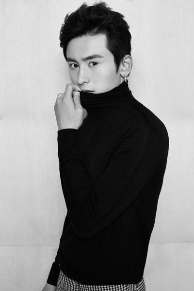 實力小生張哲瀚最新寫真 展不羈輕熟男魅力