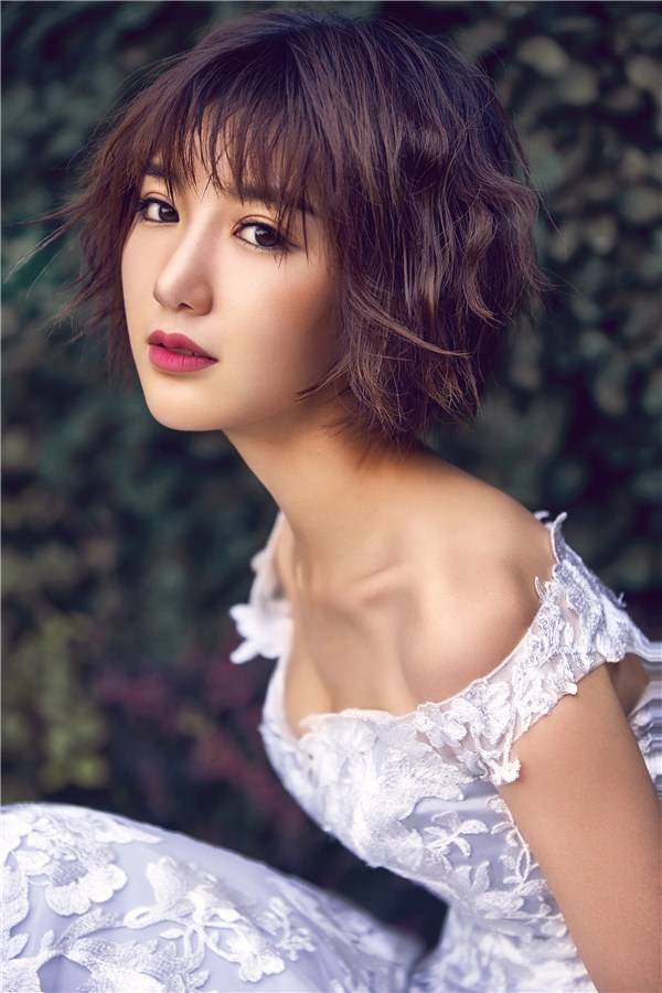 毛曉彤時(shí)尚寫(xiě)真大片曝光 香肩微露美如畫(huà)