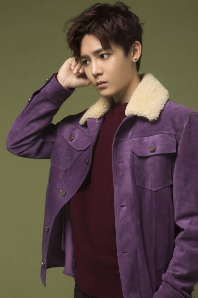 超能少年侯明昊寫真 初顯內(nèi)斂穩(wěn)重男友力