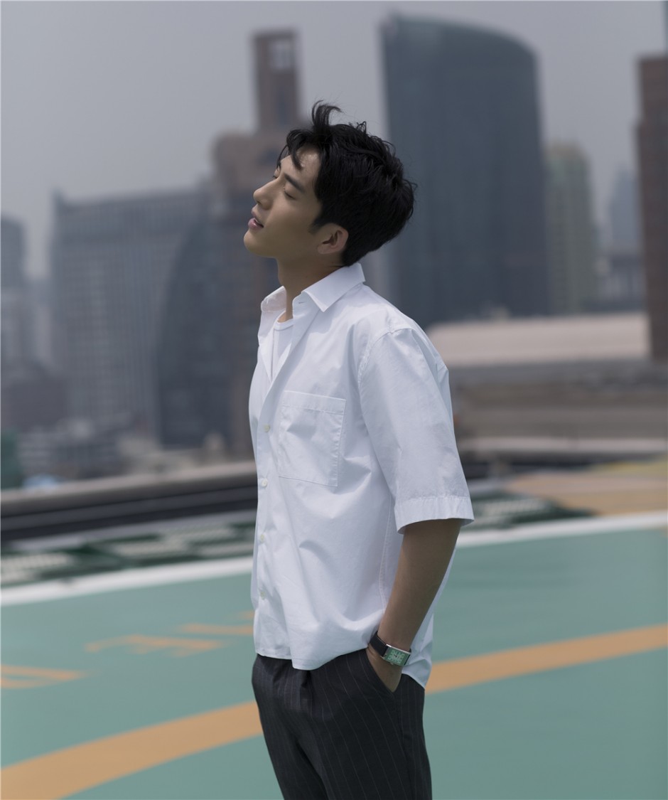 井柏然時尚大片曝光 黑白光影演繹正反面