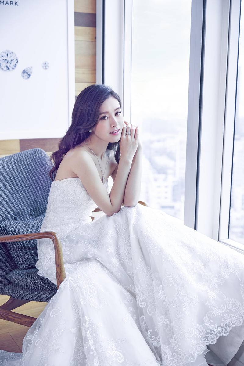 文詠珊婚紗造型寫真曝光 美目盼兮脈脈含情