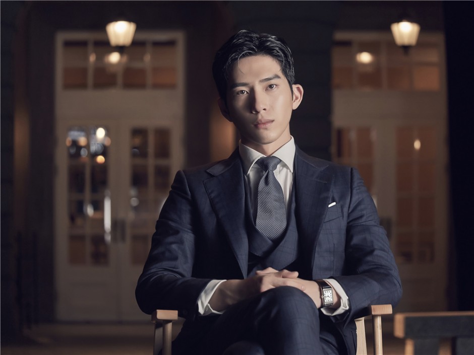 井柏然時(shí)尚大片曝光 黑白光影演繹正反面