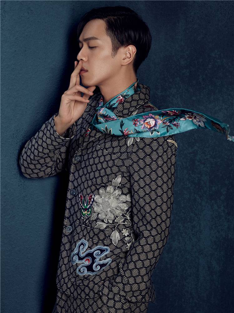 張若昀帥氣復(fù)古寫真大片 另類復(fù)古別具風(fēng)格