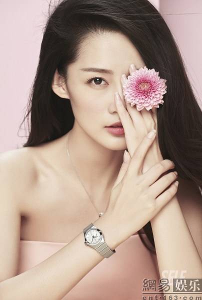 李沁時(shí)尚質(zhì)感大片曝光 演繹優(yōu)雅知性美