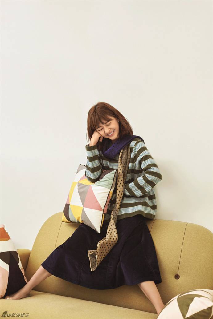 陳意涵元?dú)馍倥畬懻?素雅靈動(dòng)笑眼迷人