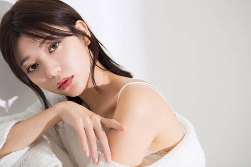 郭雪芙性感居家寫真大片 香肩微露大玩性感