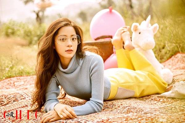 歐陽娜娜最新寫真封面照演繹青春精靈