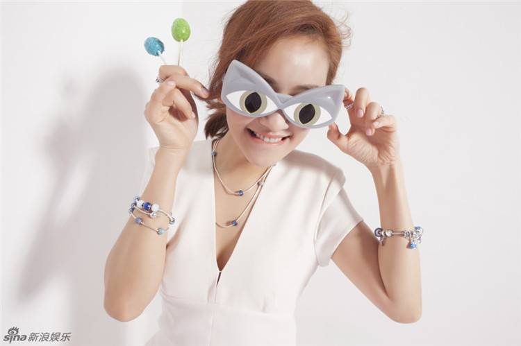 陳意涵最新寫真大片 鬼馬另類搭配顯小女人風(fēng)味