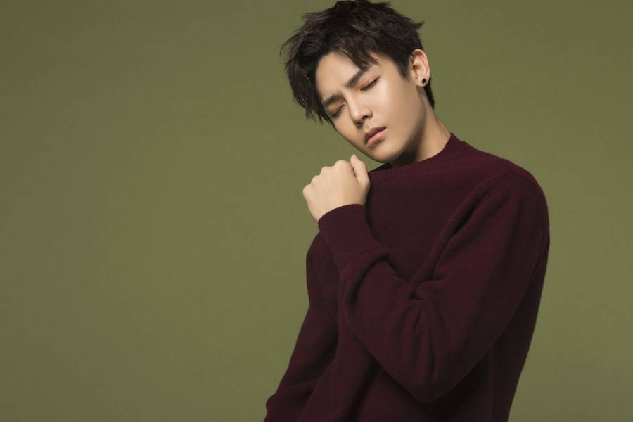 超能少年侯明昊寫真 初顯內斂穩(wěn)重男友力