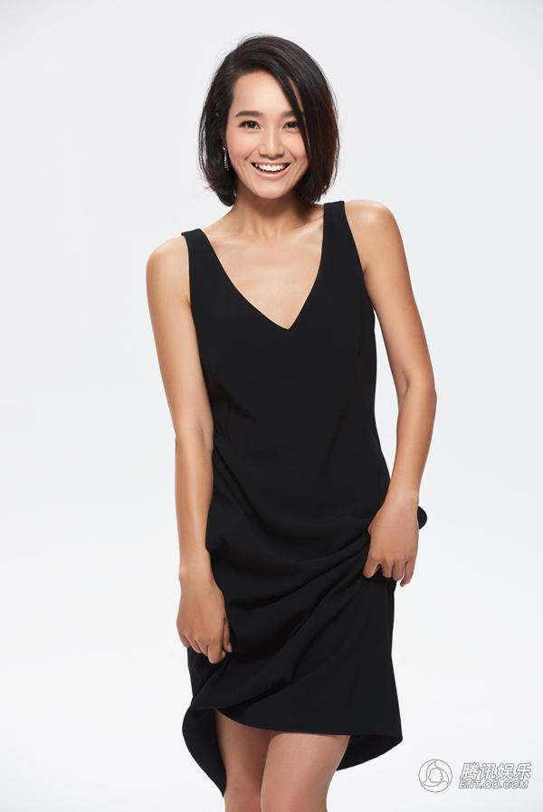 主持人朱丹黑白極簡寫真現(xiàn)性感&ldquo;鎖骨殺&rdquo;