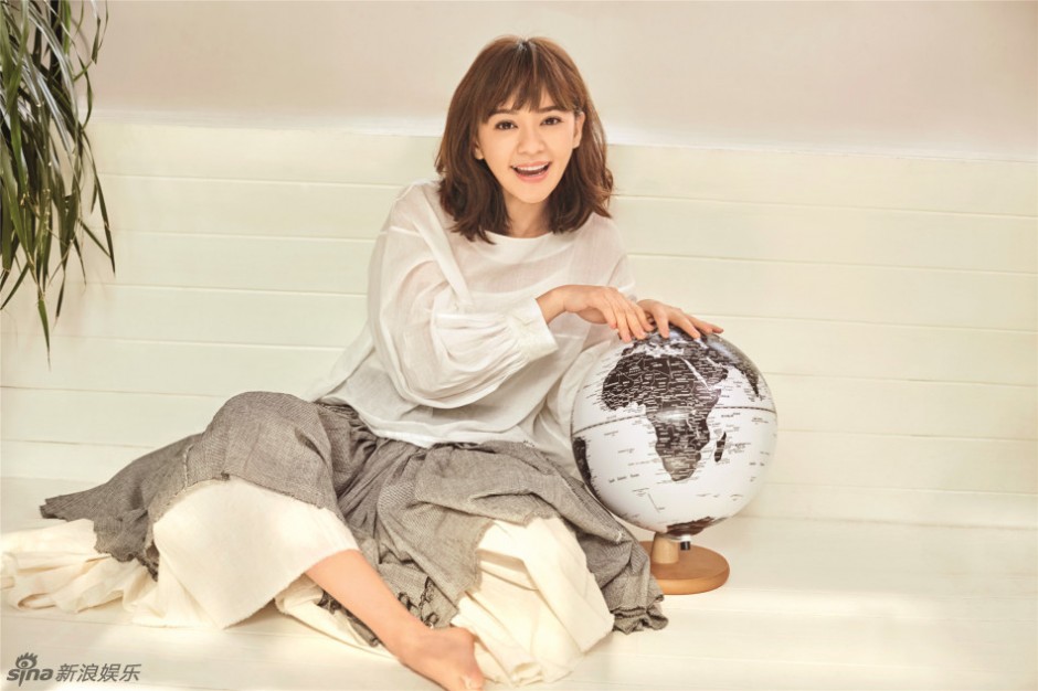 陳意涵元?dú)馍倥畬?xiě)真 素雅靈動(dòng)笑眼迷人