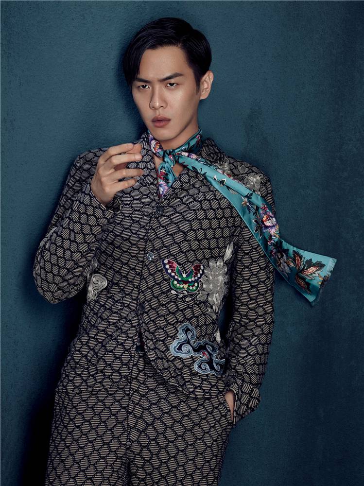 張若昀帥氣復(fù)古寫真大片 另類復(fù)古別具風(fēng)格