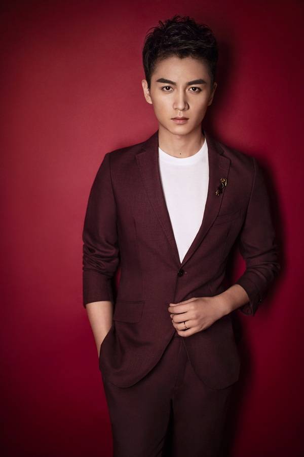 陳曉西裝寫真超時髦 目光深邃透露深沉魅力