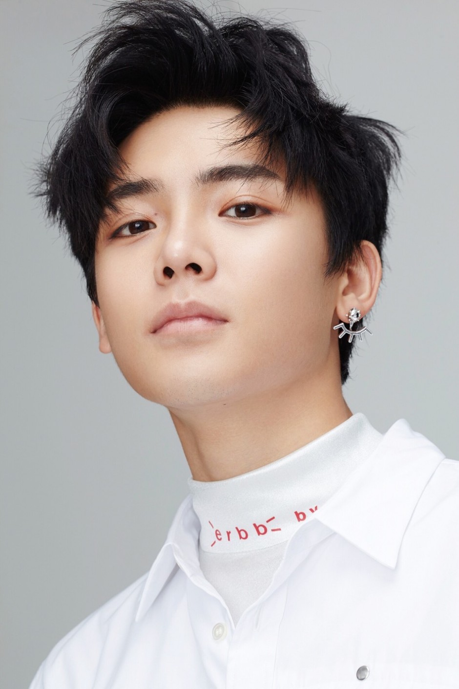 超能少年侯明昊時尚寫真 時尚造型彰顯混搭魅力